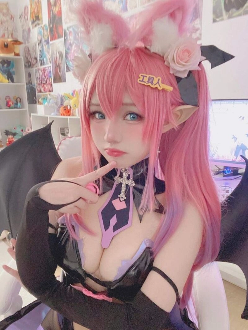 ảnh gái xinh cosplay khoe hàng