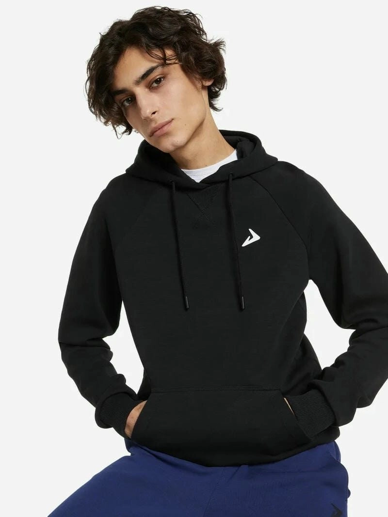 Ảnh trai đẹp mặc áo hoodie phối cùng quần jean 