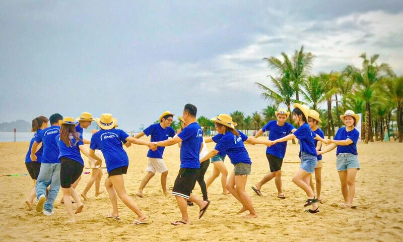 Hình ảnh nắm tay đoàn kết đẹp các dân tộc teambuilding